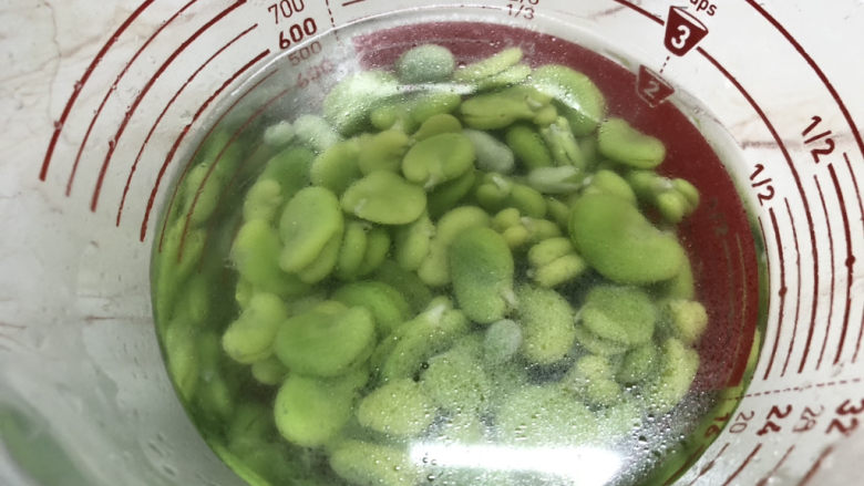 葱油蚕豆,将煮熟的豆瓣泡入凉水降温，这样更可以保持翠绿