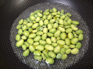 葱油蚕豆,水烧开后把蚕豆瓣倒入，加一点点油保持翠绿，焯水2-3分钟