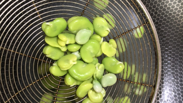葱油蚕豆,煮的过程可以尝一下豆瓣，熟了的话将豆瓣全部捞出