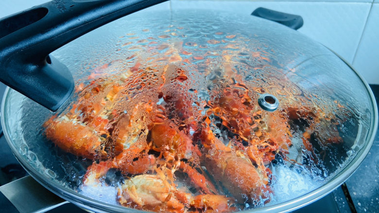 清蒸小龙虾,透过锅盖可以看见小龙虾逐渐变色