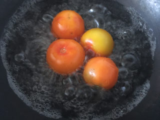 番茄巴沙鱼汤,水烧开放入番茄，煮1分钟左右