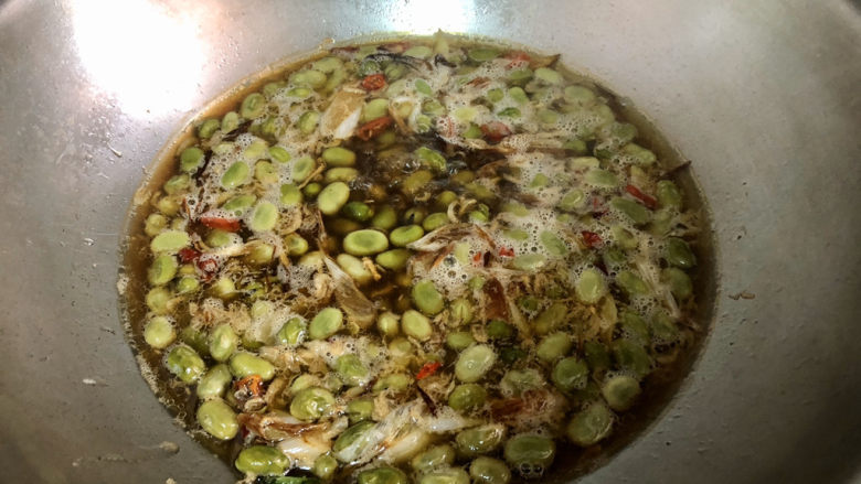 油焖蚕豆➕油焖蚕豆煲,尝下咸淡，根据个人口味添加少许盐定味。煮开