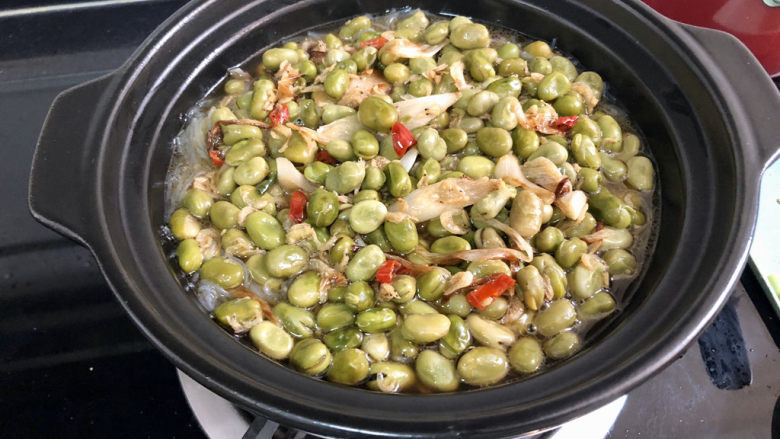 油焖蚕豆➕油焖蚕豆煲,把煮开的蚕豆连汤汁一起倒入沙煲中