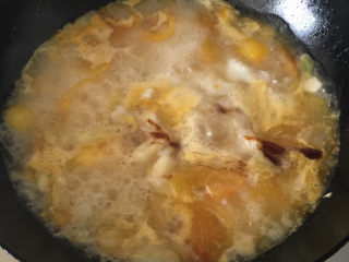 番茄巴沙鱼汤,水再次烧开，煮1分钟左右，倒入适量盐、鸡精、蚝油