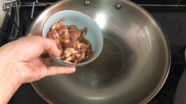 山药炒肉片➕莴笋香菇山药炒肉片,热锅冷油，小火，加入猪肉