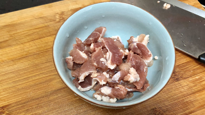 山药炒肉片➕莴笋香菇山药炒肉片,先来把肉片腌上：猪腿肉清洗切片