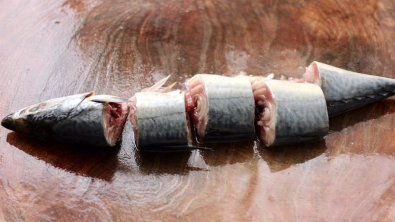 酱焖鲅鱼,洗净的鲐鲅鱼沥干水分，用刀切成块状。