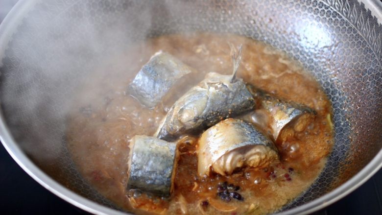 酱焖鲅鱼,大火继续烧开后，焖至锅中汤汁浓稠时。