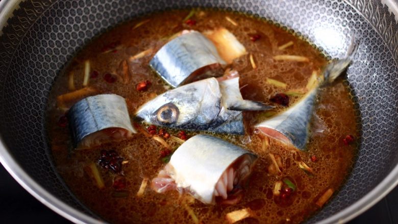 酱焖鲅鱼,把切块的鲐鲅鱼放入锅中，大火烧开。