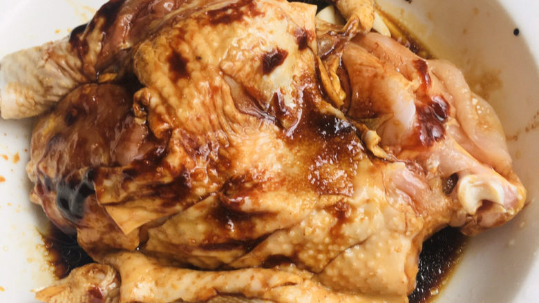 电饭煲煲鸡,把鸡均匀的涂抹上调料，给🐔来个大保健按摩