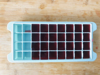 蔓越莓焦香奶昔,先取适量蔓越莓汁倒入冰盒。