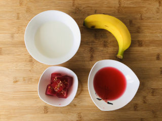 蔓越莓焦香奶昔,准备香蕉、牛奶、冰块、蔓越莓汁。
