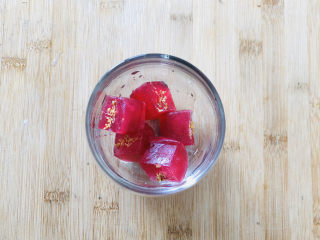 蔓越莓焦香奶昔,冰块放入玻璃杯，可以留3块一会放在最上面装饰。
