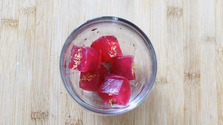 蔓越莓焦香奶昔,冰块放入玻璃杯，可以留3块一会放在最上面装饰。