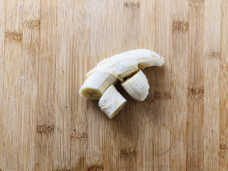 蔓越莓焦香奶昔,香蕉去皮切成小块。