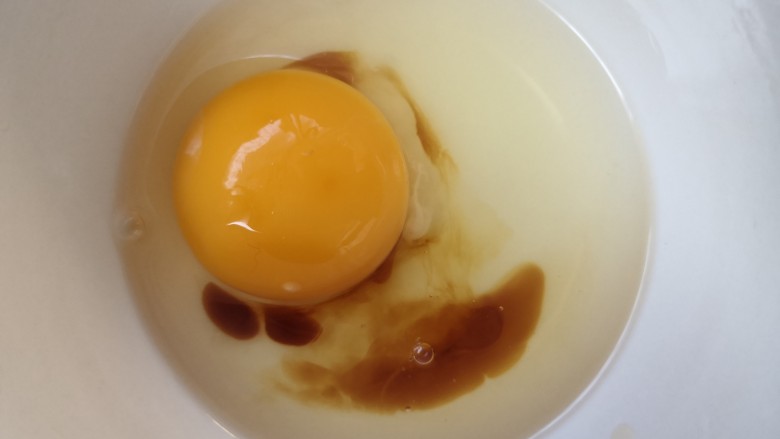油炸黄花鱼,在鸡蛋中加入料酒和生抽。
