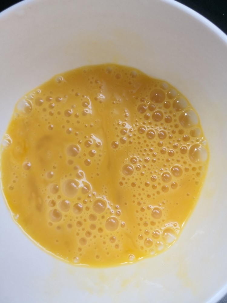 油炸黄花鱼,把加入酱油和料酒的鸡蛋。搅拌均匀。