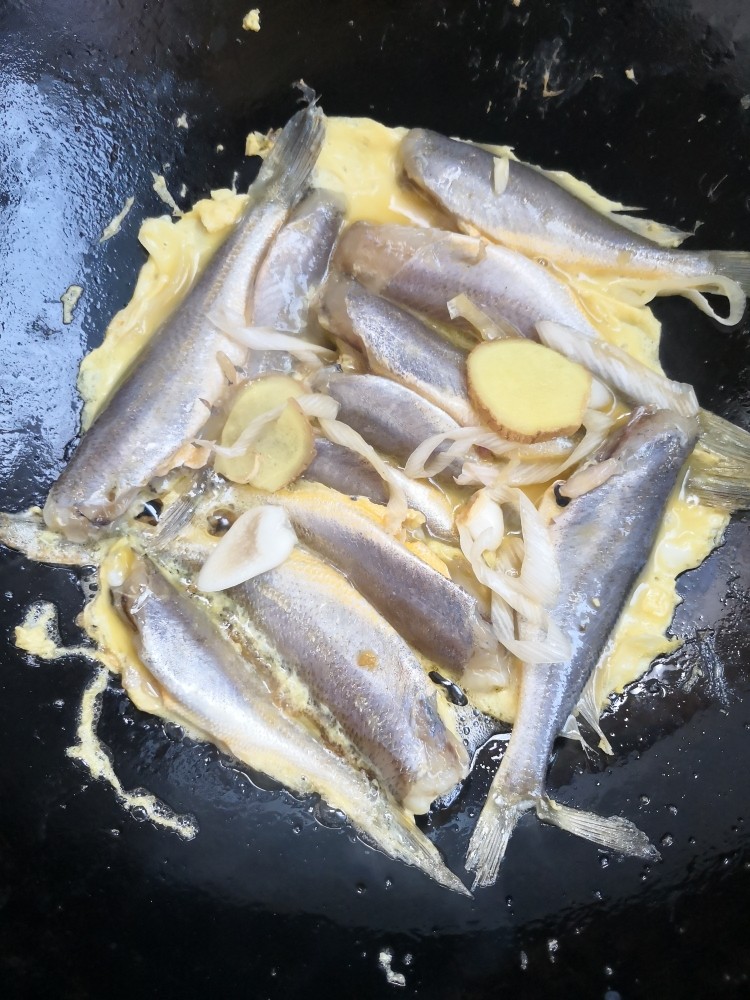 油炸黄花鱼,锅中油热放入黄花鱼。