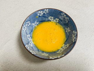 黄金鱿鱼圈,鸡蛋打入碗中拌匀