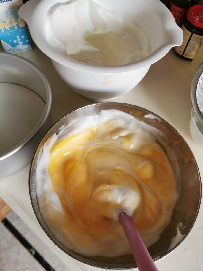 戚风蛋糕【低糖低脂，爱美女生的生日蛋糕】,用橡胶搅拌刀把约1/3的蛋清泡与蛋黄面粉浆混合，注意：千万不能打转搅动，要从底向上翻，搅拌刀只能向下插。