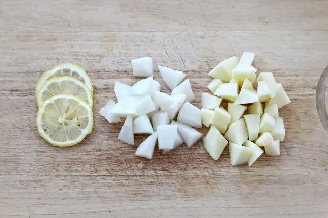 水果玫瑰花茶,苹果和梨要削皮，再切成小块
柠檬切成片