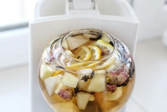水果玫瑰花茶,好了就放柠檬片，浸泡8分钟
可以多泡几分钟
可以放冰块，放冰箱，再饮用