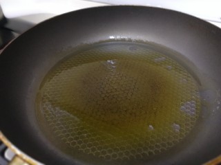 鸡蛋卷心菜饼,平底锅倒入少量的油。