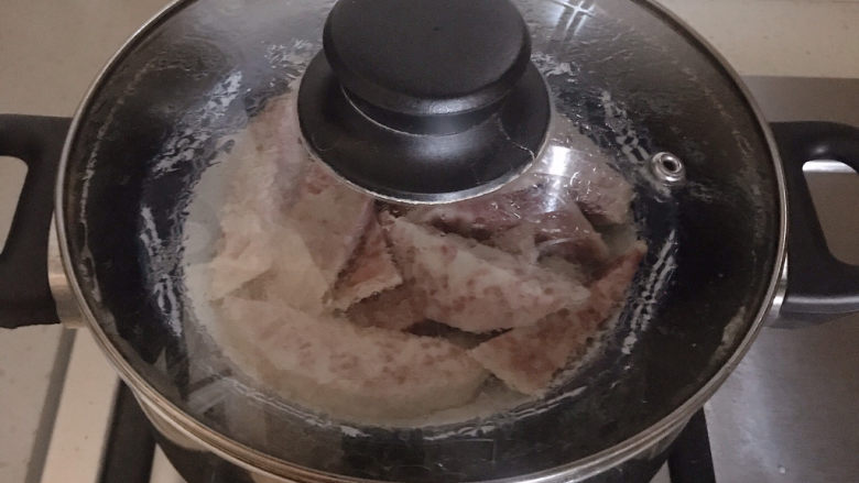 芋头酥,上锅蒸制用筷子能够轻松戳穿