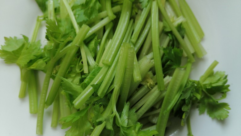 鱿鱼炒芹菜,将芹菜切成均匀的段状