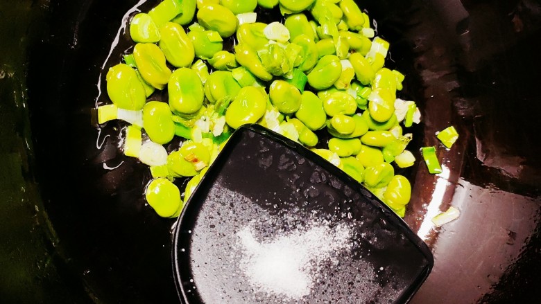 葱油蚕豆,加入适量食用盐