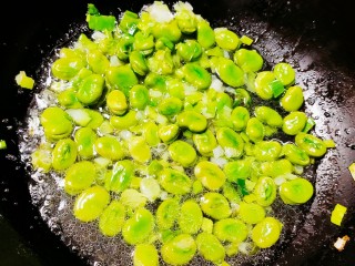葱油蚕豆,加入少量水煮