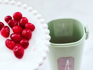 火龙果蔓越莓麦片酸奶昔,加入洗净的蔓越莓果。
