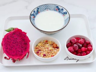 火龙果蔓越莓麦片酸奶昔,首先备齐所有的食材，酸奶是自己刚刚做好的，喜欢自己做酸奶的，可以去翻我的上一个菜谱学习哟。