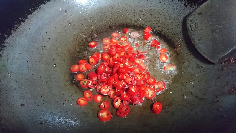 山药炒肉片,锅内剩余的油先入小辣椒圈