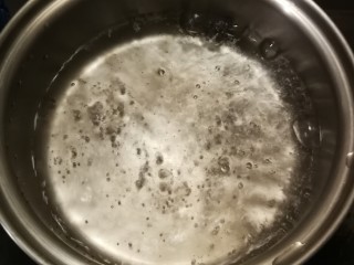 小米海参粥,汤锅中加入清水烧开