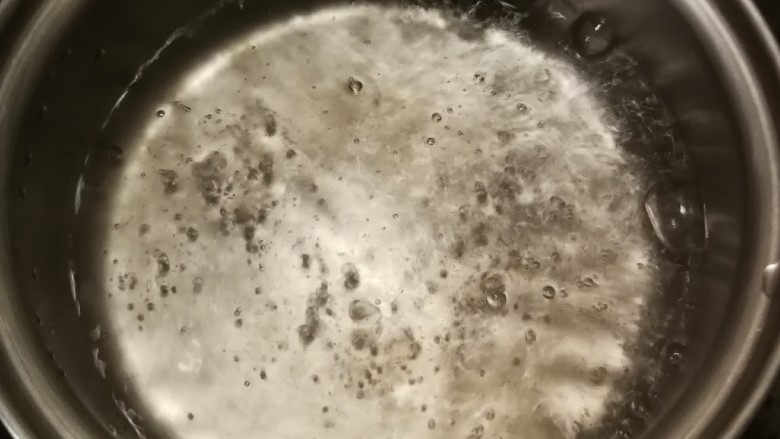 小米海参粥,汤锅中加入清水烧开