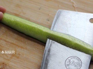 酸辣黄瓜条,将黄瓜条上的黄瓜芯切去。切掉的黄瓜芯不要丟掉，可以加点蒜泥、醋、盐、香油另拌个凉菜。