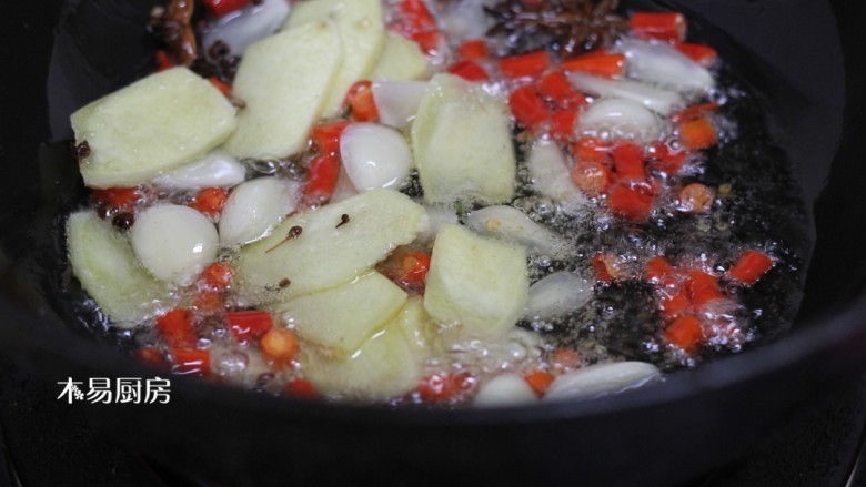 酸辣黄瓜条,净锅内放2勺食用油，油热后将第9步的材料倒入，小火炒出香味。