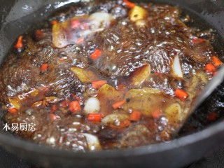 酸辣黄瓜条,把调好的酱汁倒入锅中，继续熬煮至酱汁煮沸。