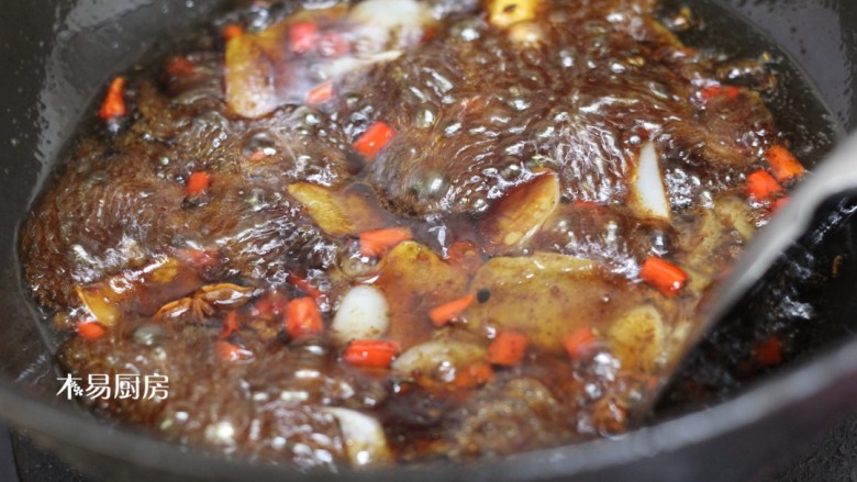 酸辣黄瓜条,把调好的酱汁倒入锅中，继续熬煮至酱汁煮沸。