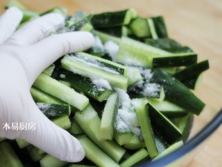 酸辣黄瓜条,用手将食盐和黄瓜条抓拌均匀，腌制2—4小时。