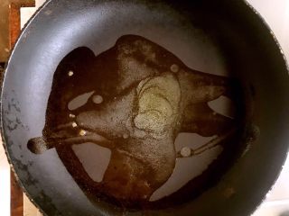 麻辣花蛤,锅中烧油。