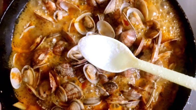 麻辣花蛤,加入半勺盐，翻炒片刻入味。由于放酱了，口味淡的可不放。