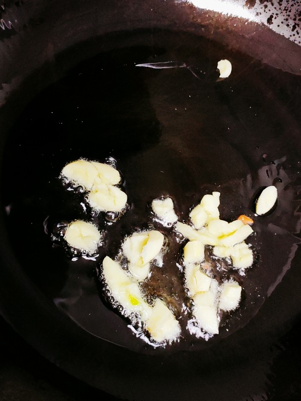油焖蚕豆,锅中倒油，油热后放入蒜爆香