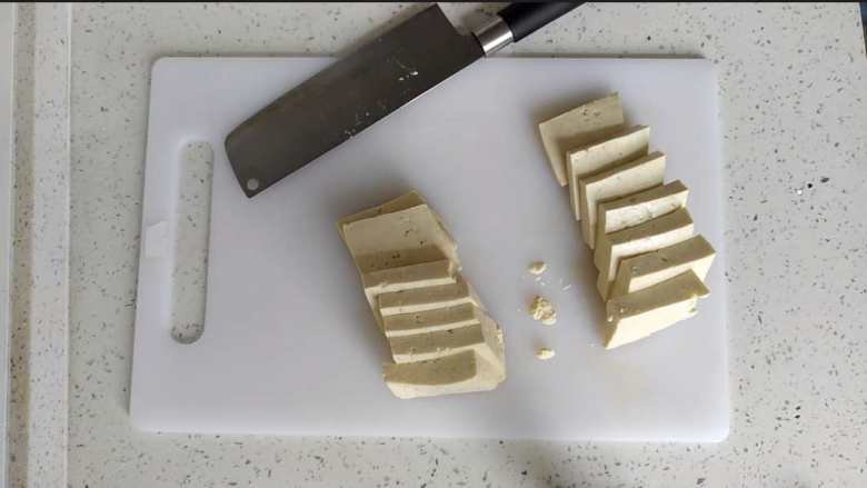 外酥里嫩，香辣过瘾的烤豆腐,豆腐切成小块，大概长5cm，宽3cm，厚1cm。