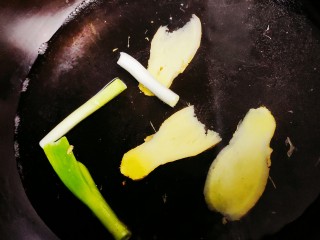 麻辣花蛤,加入姜和葱