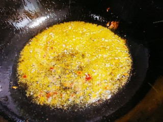 麻辣花蛤,锅中倒油，油热后加入一勺豆瓣酱翻炒均匀