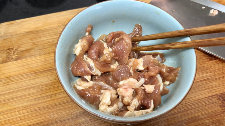 山药炒肉片➕莴笋香菇山药炒肉片,处理好的肉片，放在一旁腌制10分钟