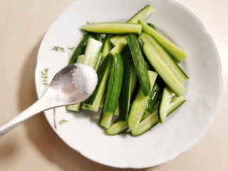 酸辣黄瓜条,往黄瓜条里面均匀的撒上少许食盐，腌制十几分钟。