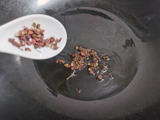 酸辣黄瓜条,炒锅烧热倒油，加入花椒炸出香味，然后把花椒捞出来。